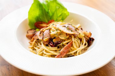 pastırma sarımsak ve biber ile spagetti