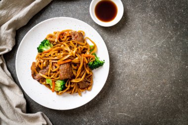 domuz ve sebze ile kızarmış erişte