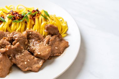 domuz eti ile Asya tavada kızartılmış erişte