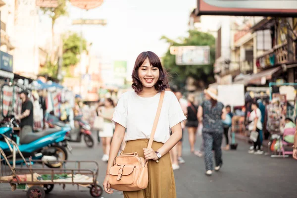 Mutlu ve güzel Asyalı kadın Khao Sarn Road, Tha seyahat — Stok fotoğraf