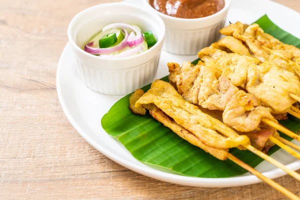 Cerdo satay - Cerdo a la parrilla servido con salsa de maní o dulce y — Foto de Stock