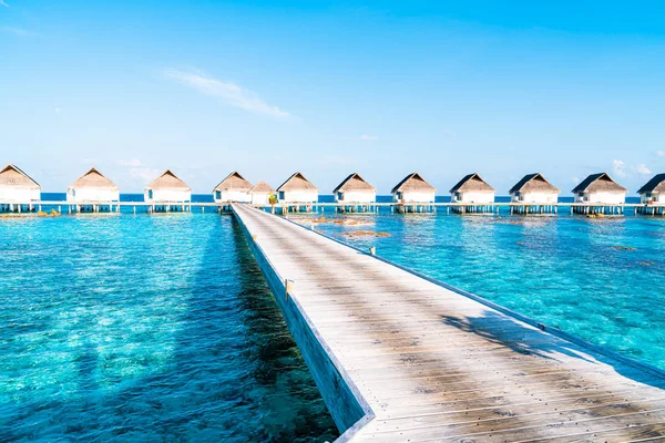 Vackra tropiska Maldiverna Resort hotell och ö med strand a — Stockfoto
