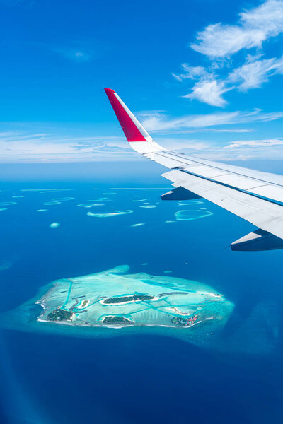 Мальдивские острова вид сверху из окна самолета
 