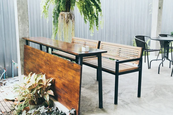 Asztal és szék a kávézó-étteremben — Stock Fotó