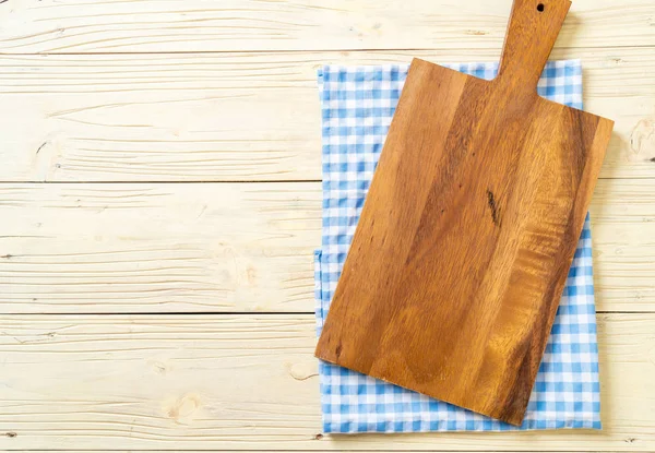 Planche à découper en bois vide avec chiffon de cuisine — Photo