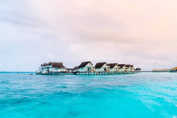 Tropical Maldives resort hotel and island with beach and beautif — Stock Photo, Image