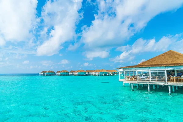 Tropical Maldives Resort Hotel en eiland met strand en zee voor — Stockfoto