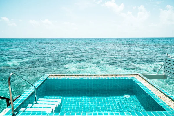 Maldivler deniz arka plan ile Yüzme Havuzu — Stok fotoğraf