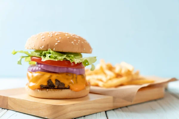 Frische leckere Rindfleisch-Burger mit Käse und Pommes frites — Stockfoto