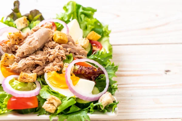 Atum com salada de legumes e ovos — Fotografia de Stock