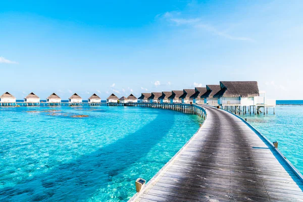 Gyönyörű trópusi Maldív-szigetek Resort Hotel és sziget a stranddal — Stock Fotó