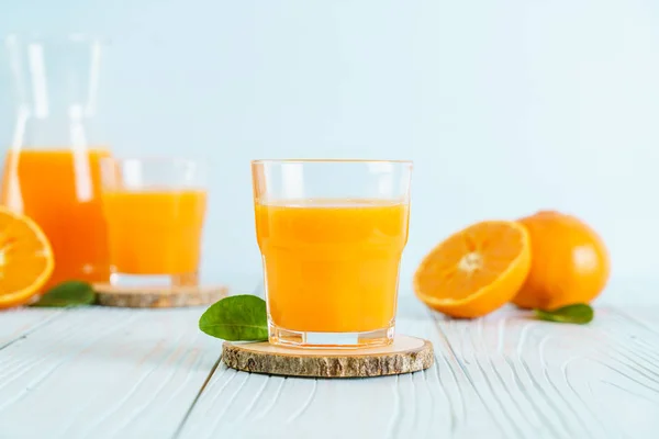 Fresh orange juice on wood background — Stock Photo, Image