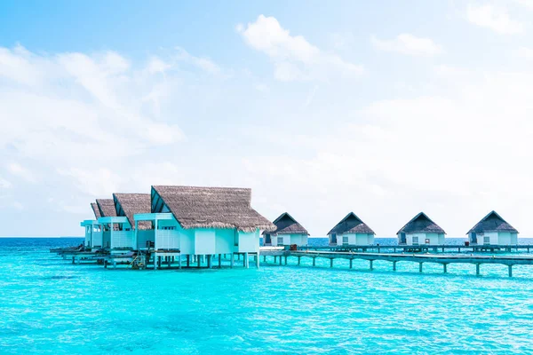 Тропічні Мальдіви курорт і острів з пляжем і морем для — стокове фото