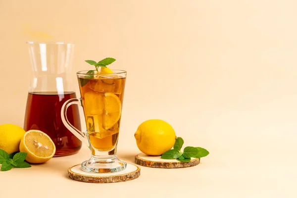 Glazen van ijs citroen thee — Stockfoto