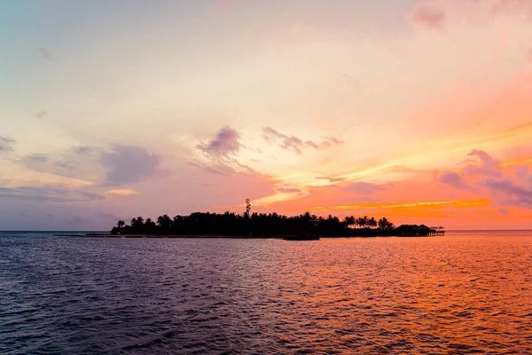 Cielo del atardecer con la isla de Maldivas — Foto de Stock