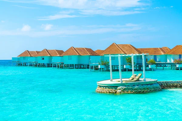 Hôtel tropical Maldives resort et île avec plage et mer pour — Photo