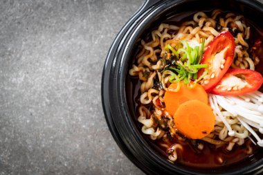 siyah kase Kore anlık erişte