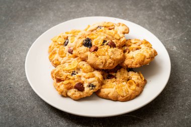 Mısır gevreği üzüm ve badem ile kurabiye