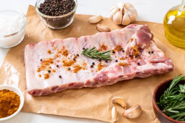 Taze çiğ Domuz kaburga kavurma için hazır 