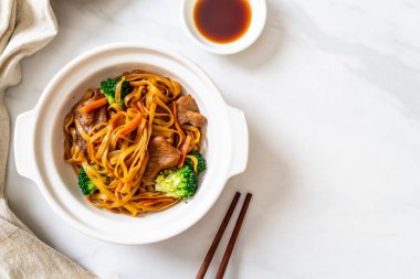 domuz ve sebze ile kızarmış erişte