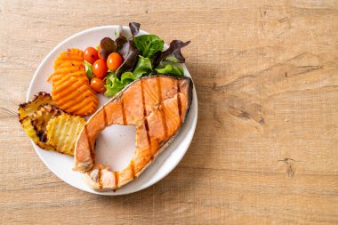 sebze ve patates kızartması ile ızgara somon biftek fileto