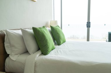 Yatak odasının iç tarafında yastık ve yatak dekorasyonu.