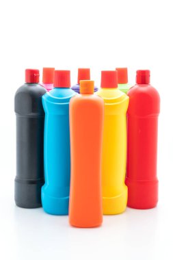 beyaz zemin üzerine tuvalet temizleyici şişesi