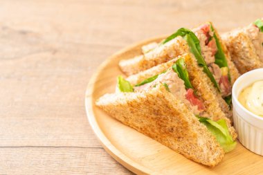 Ev yapımı ton balıklı sandviç 