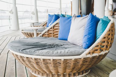 Kanepe açık verandada rahat yastık