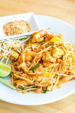 Karides ve karidesler Ile Thai Fried Rice noodle