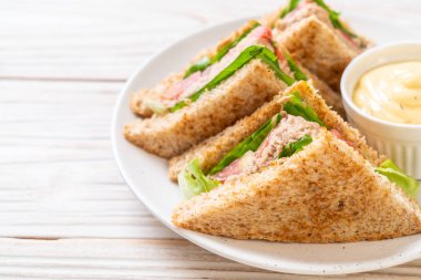 Ev yapımı ton balıklı sandviç 