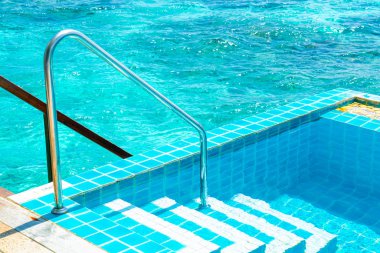 Maldivler deniz arka plan ile Yüzme Havuzu