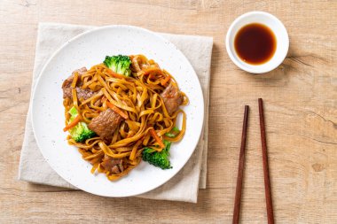 domuz ve sebze ile kızarmış erişte