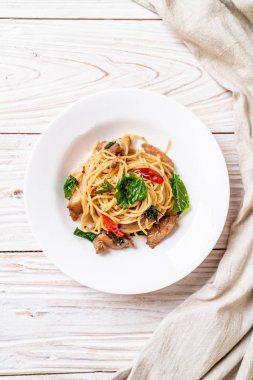 tavuk ve fesleğen ile karıştırın-kızarmış spagetti