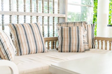 Kanepe sandalyede rahat yastık 