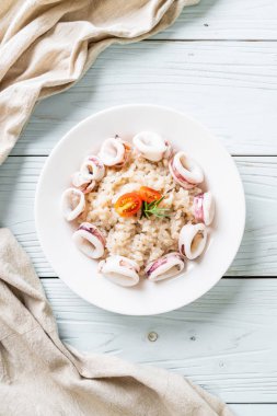 Kalamarlar veya ahtapot risotto