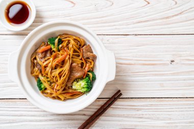 domuz ve sebze ile kızarmış erişte