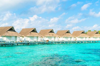 plaj ve deniz ile tropikal Maldivler tatil otel ve ada