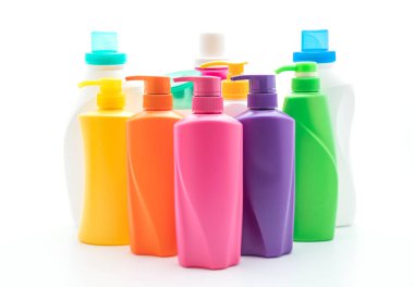 Beyaz arka plan üzerinde şampuan veya saç kremi şişe