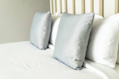 Yatak odasının iç tarafında yastık ve yatak dekorasyonu.