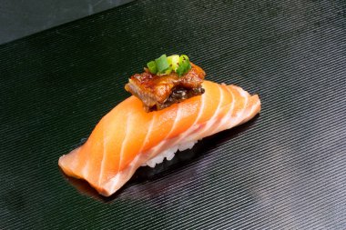 yılan balığı suşi ile taze somon