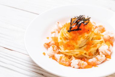 karidesler ve karides yumurtası ile spagetti kremsi