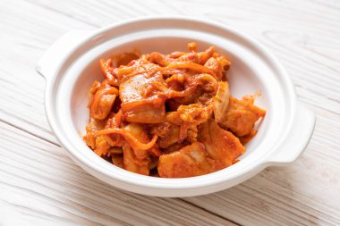 kimchi ile tavada kızartılmış domuz eti