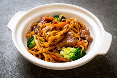 domuz ve sebze ile kızarmış erişte