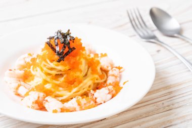 karidesler ve karides yumurtası ile spagetti kremsi