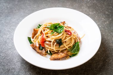 tavuk ve fesleğen ile karıştırın-kızarmış spagetti