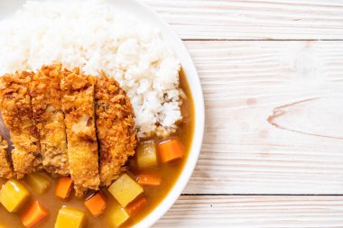 Çıtır çıtır kızarmış domuz pirzola köri ve pilav ile 