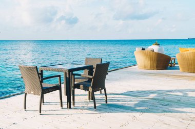 Maldivler mavi okyanus ile boş açık veranda güverte ve sandalye