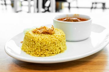 köri tavuk mussaman çorbası ile sarı pirinç