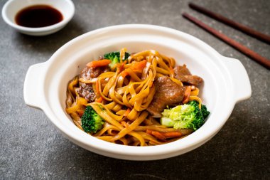 domuz ve sebze ile kızarmış erişte